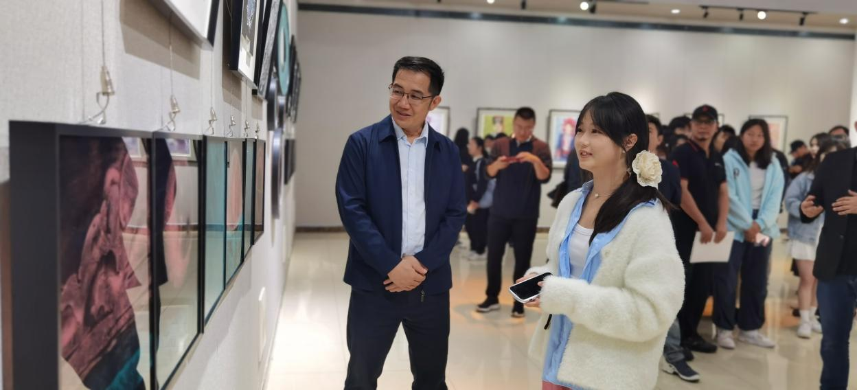 校党委书记洪波参加美术学院(紫陶学院)2024届绘画专业毕业生作品展