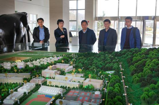 E:\E盘\2018-2019-2\第8周\东北之行\考察调研大连外国语大学校园规划.JPG