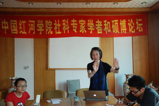邢薇教授作关于“移民与跨文化整合”的讲座