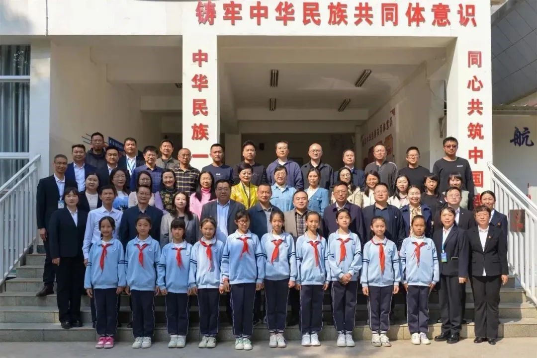 红河学院知联会会长布小继和蒙自市团结小学校长赵春代表双方签订服务
